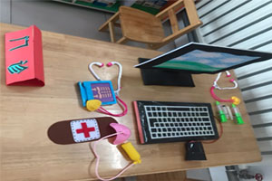 幼儿园环创角色游戏爱心小医院图片8张