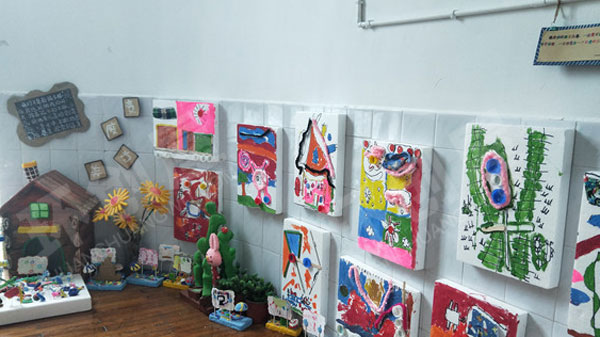 幼儿园走廊楼道废物利用纸箱作品图片