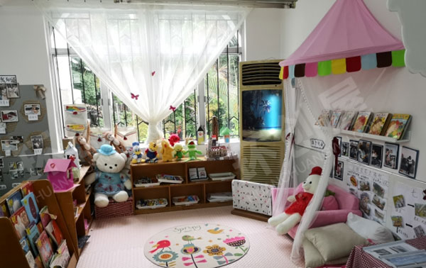 幼儿园卡通可爱大玩偶读书区布置图片