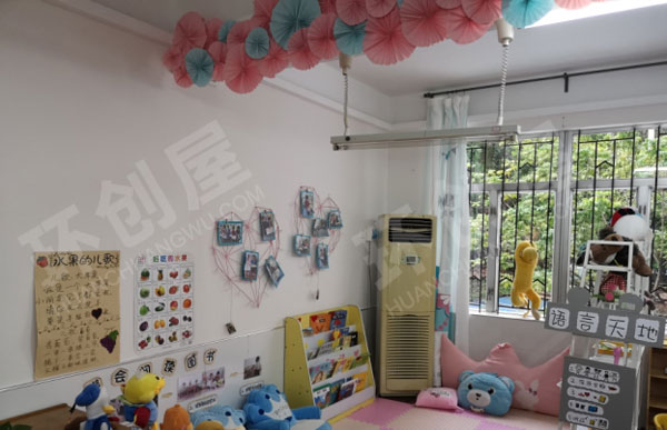 幼儿园卡通可爱大玩偶读书区布置图片