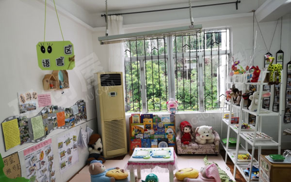幼儿园卡通可爱大玩偶读书区布置图片
