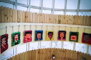 幼儿园走廊楼梯间墙面彩绘各种美术作品图片8张