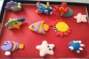 幼儿园纸黏土海底世界作品展示图片2张