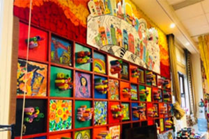 幼儿园美术室里千奇百怪的作品展示图片9张