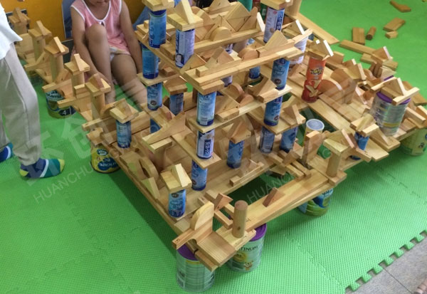幼儿园建构区废物利用瓶瓶罐罐各种搭建图片