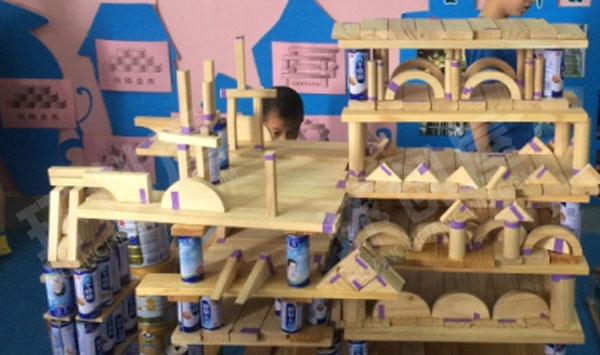 幼儿园建构区废物利用瓶瓶罐罐各种搭建图片