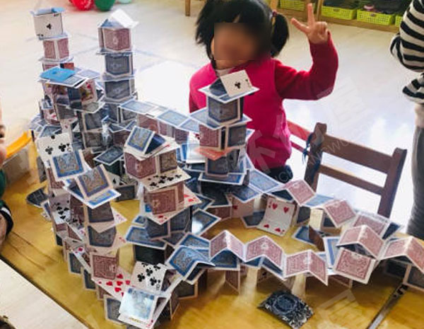 幼儿园建构区扑克牌搭建图片