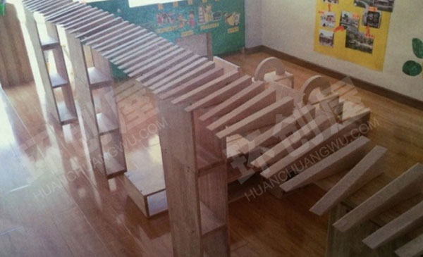 幼儿园建构区木制积木搭建图片