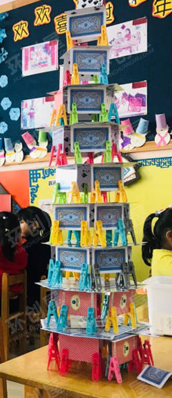 幼儿园建构区扑克牌搭建图片