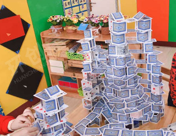 幼儿园建构区扑克牌搭建图片