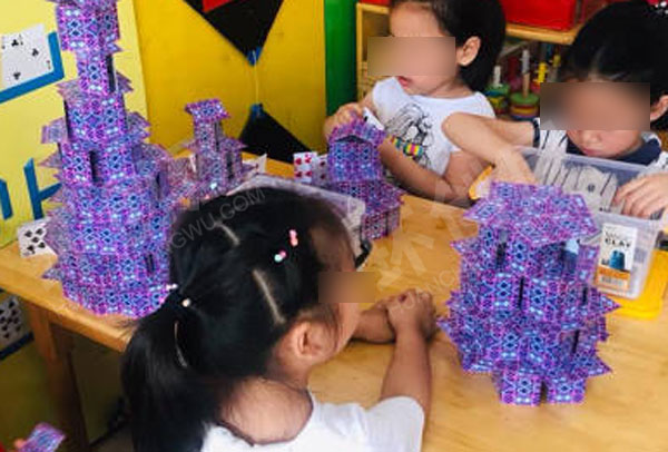 幼儿园建构区扑克牌搭建图片
