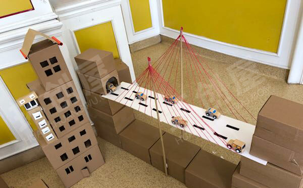 幼儿园建构区废物利用纸箱搭建各种建筑图片