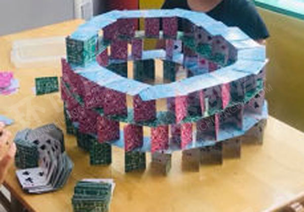 幼儿园建构区扑克牌搭建图片