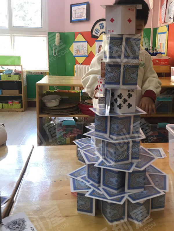 幼儿园建构区扑克牌搭建图片