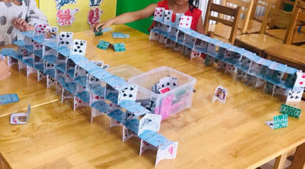 幼儿园建构区扑克牌搭建图片