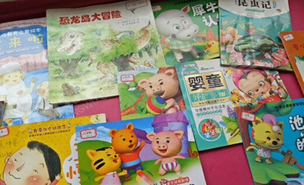 幼儿园阅读区各种有趣图书图片