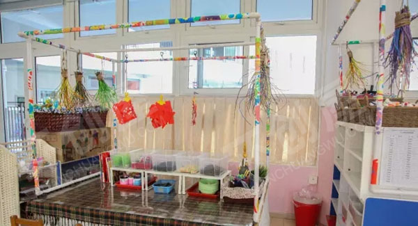 幼儿园美工区内容丰富的活动室图片