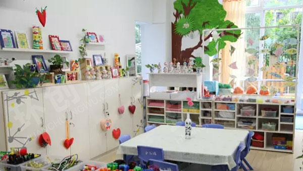 幼儿园美工区内容丰富的活动室图片