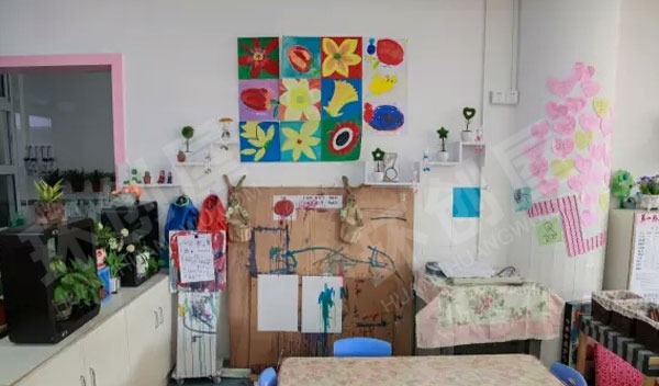 幼儿园美工区内容丰富的活动室图片