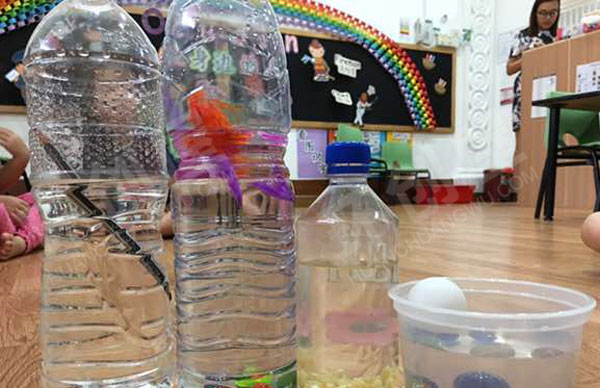幼儿园科学区沉与浮图片