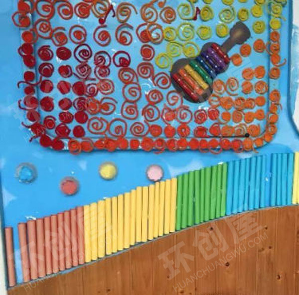 幼儿园废物利用触摸墙面布置图片