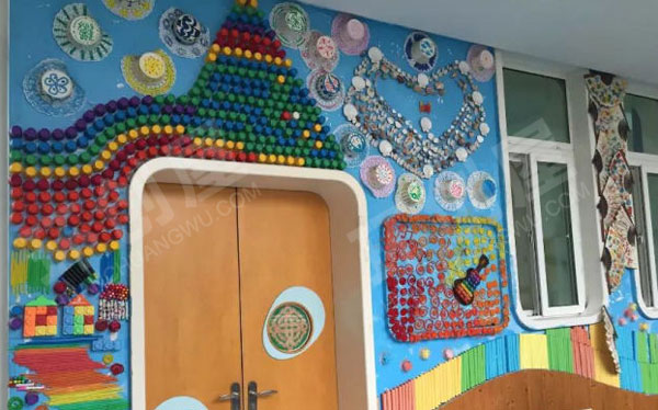 幼儿园废物利用触摸墙面布置图片