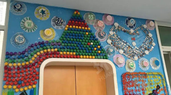 幼儿园废物利用触摸墙面布置图片