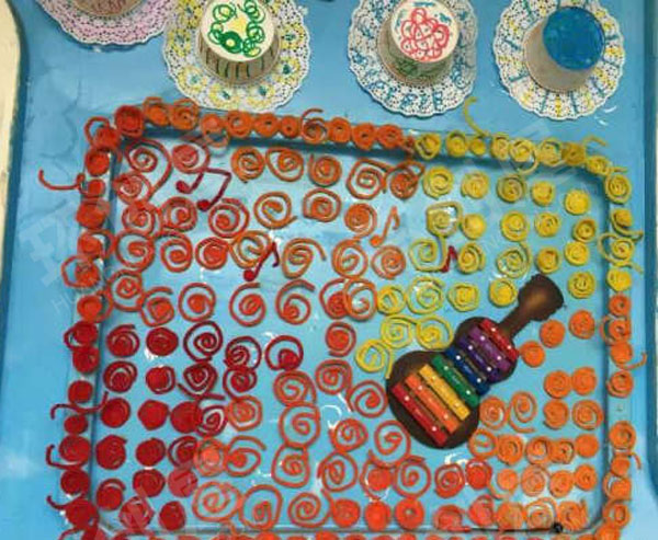 幼儿园废物利用触摸墙面布置图片