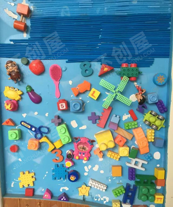 幼儿园废物利用触摸墙面布置图片