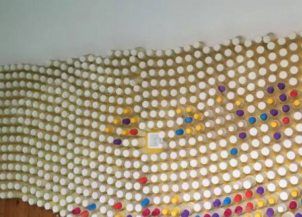 幼儿园废物利用触摸墙面布置图片