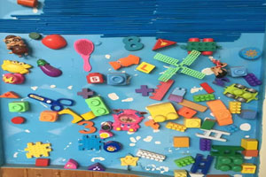 幼儿园废物利用触摸墙面布置图片8张