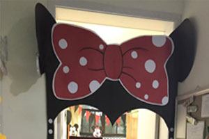 幼儿园米奇主题迎元旦环创吊饰图片2张