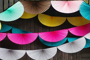 幼儿园环保折纸装饰吊饰图片3张