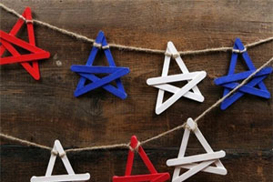 幼儿园木条拼贴成的挂饰图片