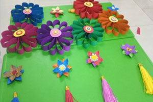 幼儿园卡纸手工美丽花朵窗户吊挂饰图片3张