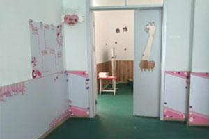 幼儿园粉色系与原木色教室卡通门图片