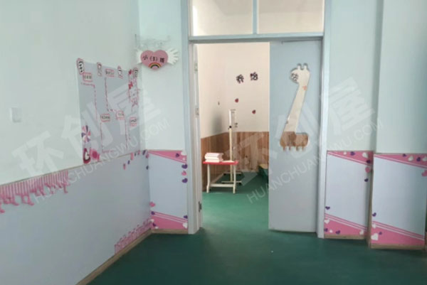 幼儿园粉色系与原木色教室卡通门图片