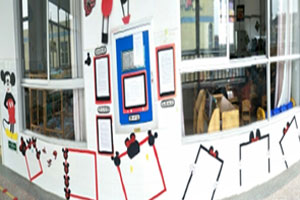 幼儿园走廊墙面米奇风格装饰图片3张