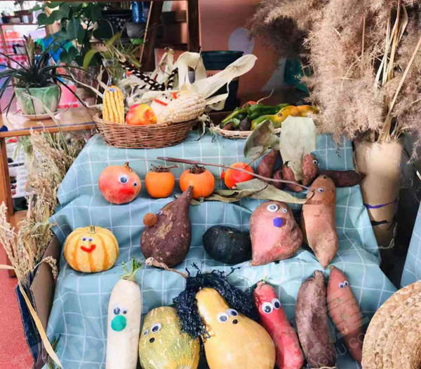 幼儿园秋天的大丰收走廊布置图片