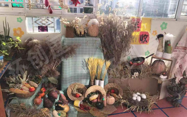 幼儿园秋天的大丰收走廊布置图片