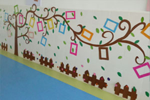 幼儿园走廊自然春天发芽的大树图片