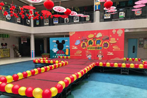 幼儿园户外元宵节活动帽子秀舞台布置图片2张