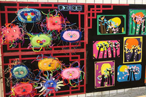 幼儿园户外新年各种主题画展图片7张