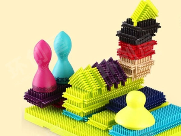 幼儿园建构区胶质鬃毛积木搭建图片