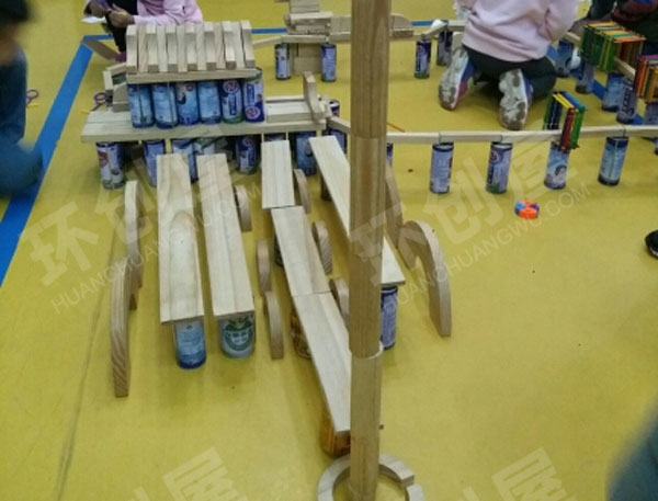 幼儿园建构区废物利用瓶瓶罐罐搭建天安门图片