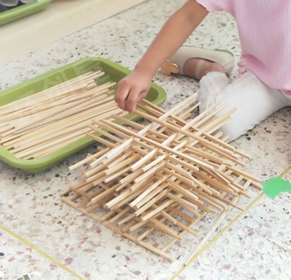 幼儿园建构区废物利用筷子搭建图片