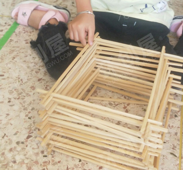 幼儿园建构区废物利用筷子搭建图片