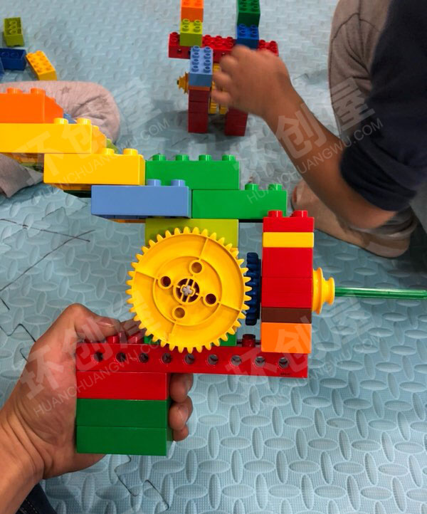 幼儿园建构区乐高钻孔机图片