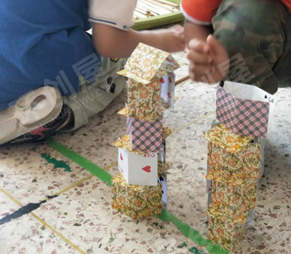 幼儿园建构区废物利用纸牌图片