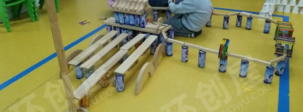 幼儿园建构区废物利用瓶瓶罐罐搭建天安门图片